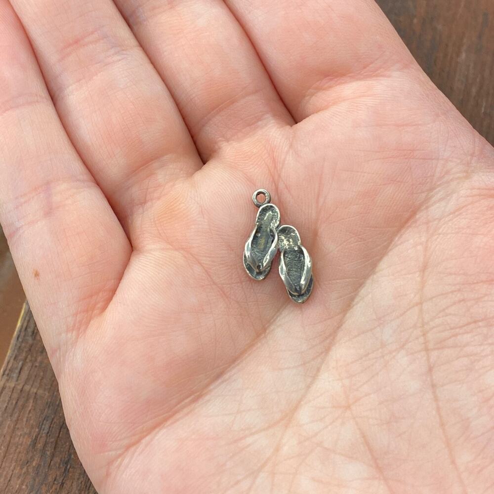 Vintage 925 Sterling Silver Pair of Flip Flops Sandals Pendant Bracelet Charm